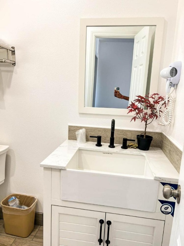 Town and Country Inn image 10