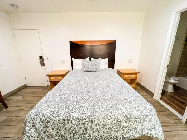 Town and Country Inn image 11