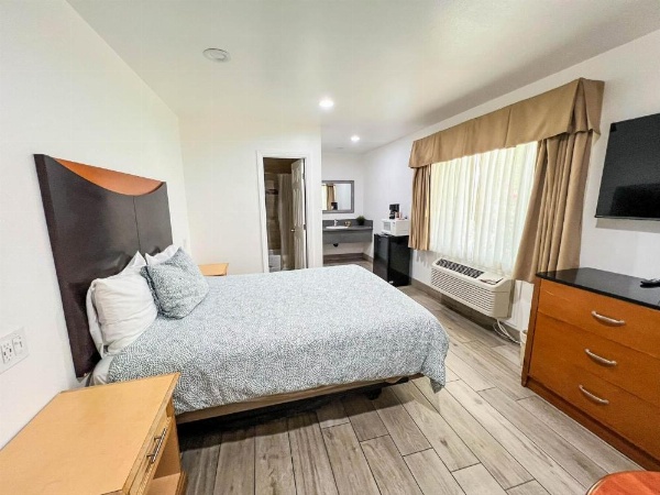 Town and Country Inn image 15