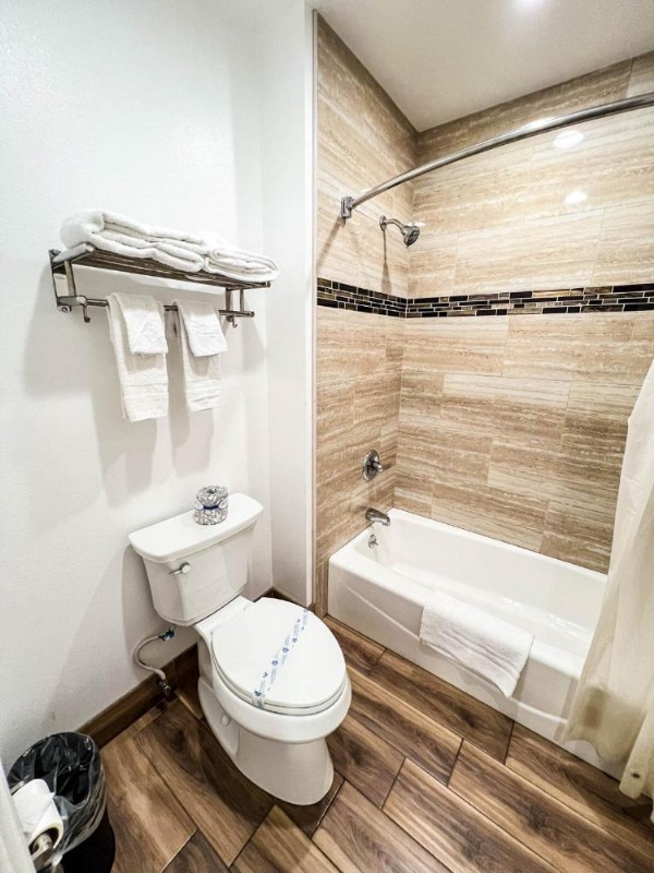 Town and Country Inn image 17