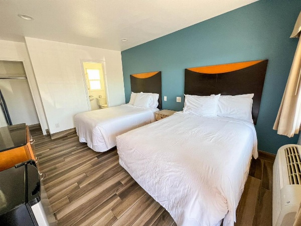 Town and Country Inn image 4