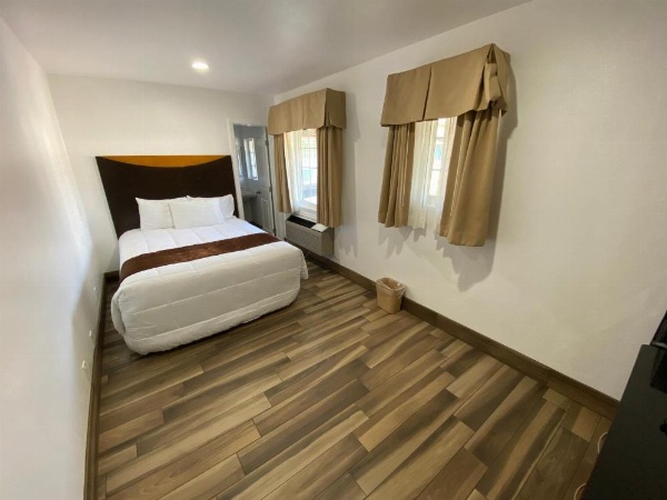 Town and Country Inn image 43