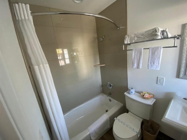 Town and Country Inn image 44