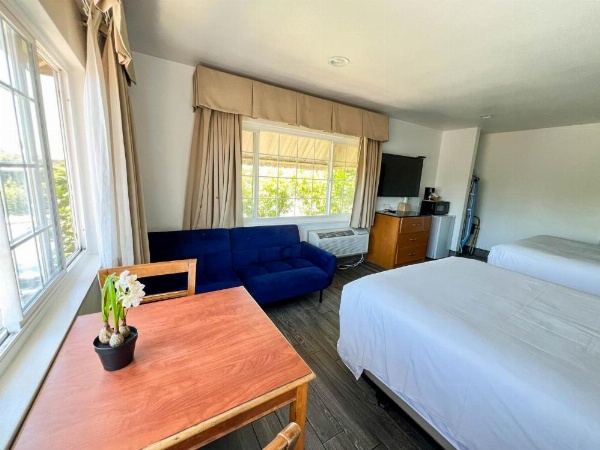 Town and Country Inn image 52