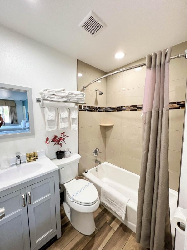 Town and Country Inn image 53