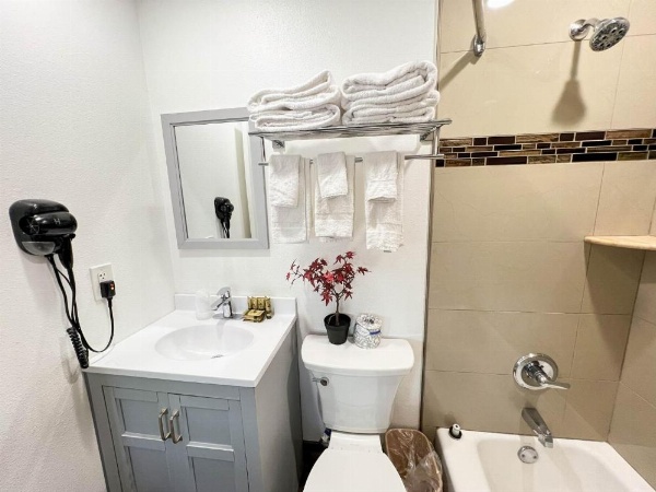 Town and Country Inn image 54