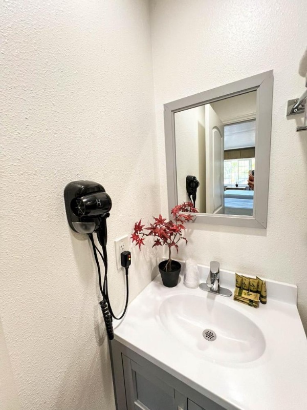 Town and Country Inn image 55