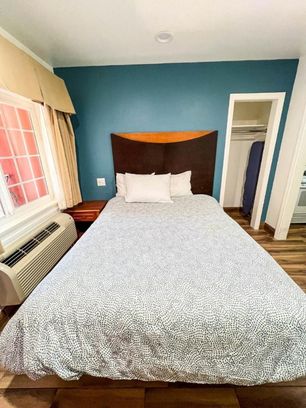 Town and Country Inn image 6