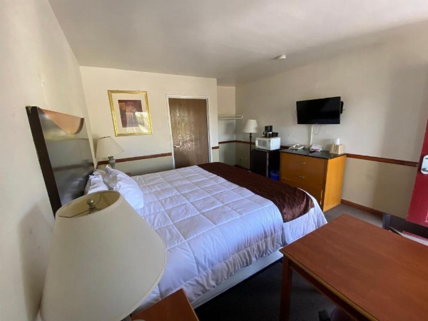 Town and Country Inn image 63