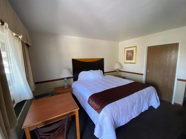 Town and Country Inn image 64