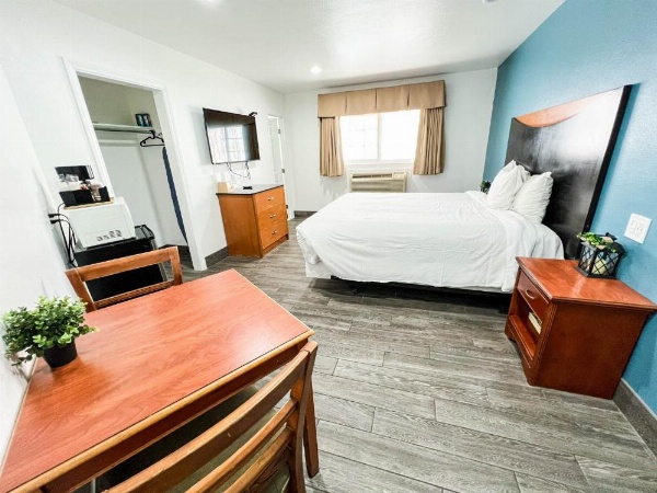 Town and Country Inn image 68