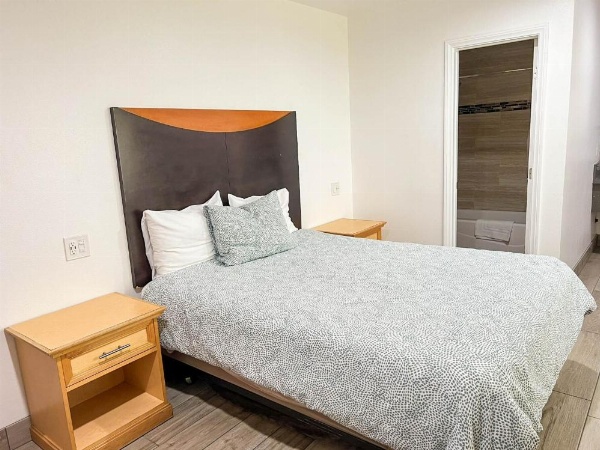 Town and Country Inn image 7