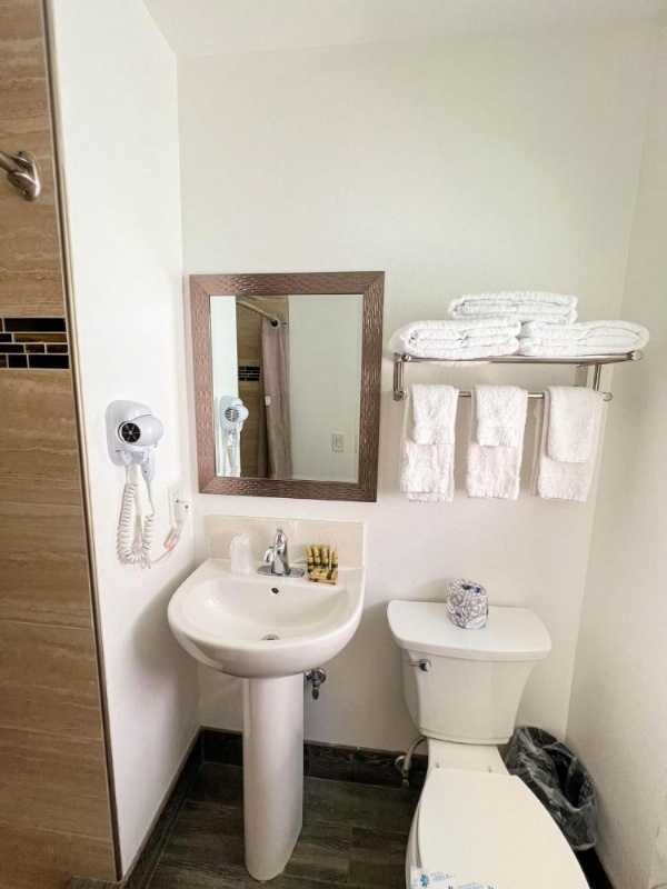 Town and Country Inn image 74