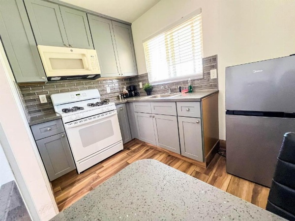 Town and Country Inn image 77