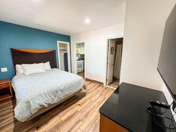 Town and Country Inn image 78