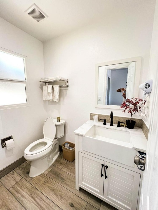 Town and Country Inn image 8